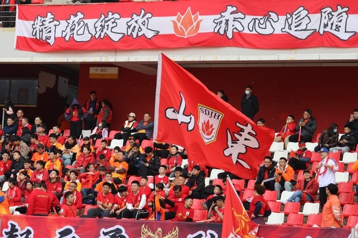 主場上萬名球迷的吶喊助威，給山東體彩女足征戰(zhàn)女超增添了能量與動力